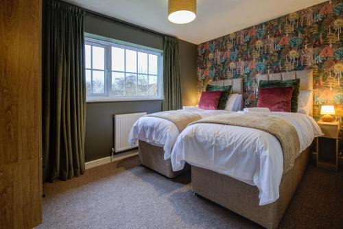 Central 3-Bedroom House Sleeps 5 with Parking