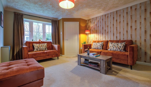 Central 3-Bedroom House · Sleeps 5 · Parking