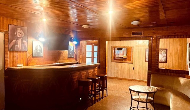 Central 3-bedroom house in Redding with Pool & Vintage Bar Room