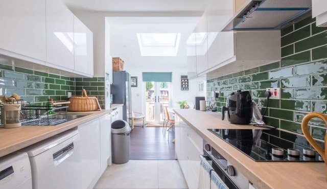 Central 4 Bed Home With Parking