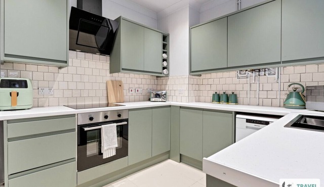 Central 4 Bedroom house with Street Parking