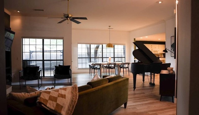Central |5 Bed| Baby Grand Piano