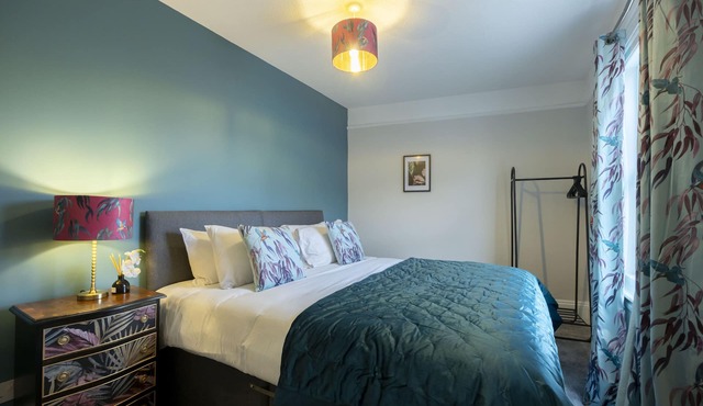 Central 5 Bedroom Home Close to Gloucester City