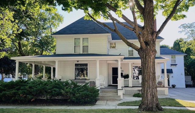 CENTRAL A/C! Huge Downtown Historic CVX Home! Walk to town & beach!