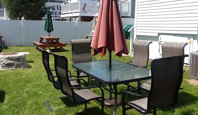 Central AC, child safe fenced in yard, 3 minutes to the beach. NO CLEANING FEEn