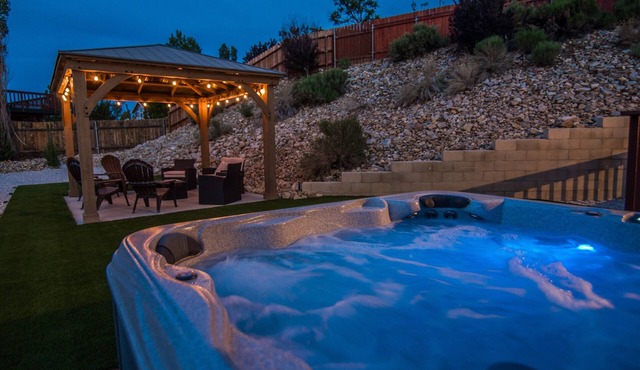 Central AC! Modern Mountain Getaway in Big Bear: Hot tub, Games, Firepit, BBQ