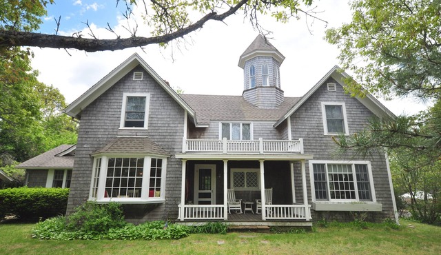 CENTRAL AIR! Quiet East Chop Retreat Walk 2 Town and Beach.