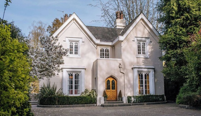Central Alderley Edge Detatched 4 Bedroom House - The Alderley Edge Gate House
