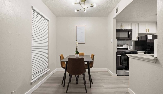 Central and Cozy condo close to Downtown and University