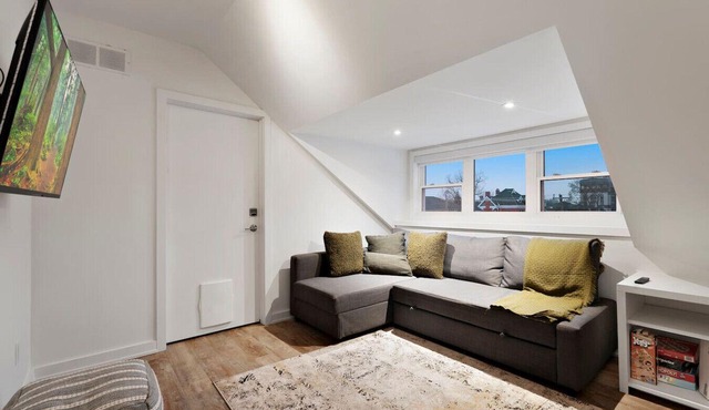 Central and Lux 2BR Suite with Den and BBQ Sleeps 6