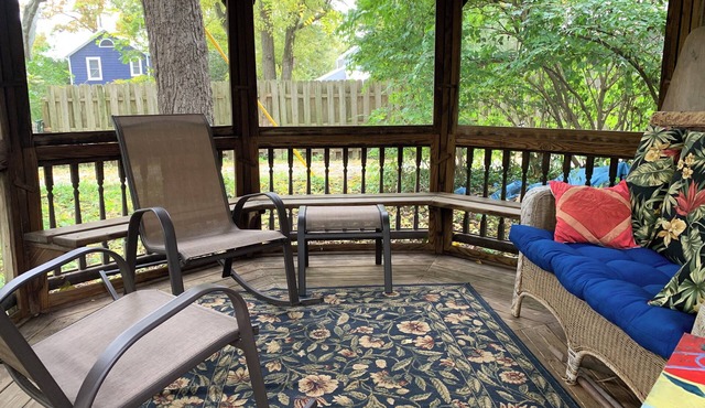 Central and Shady 1-bedroom house in Yellow Springs with WiFi and AC