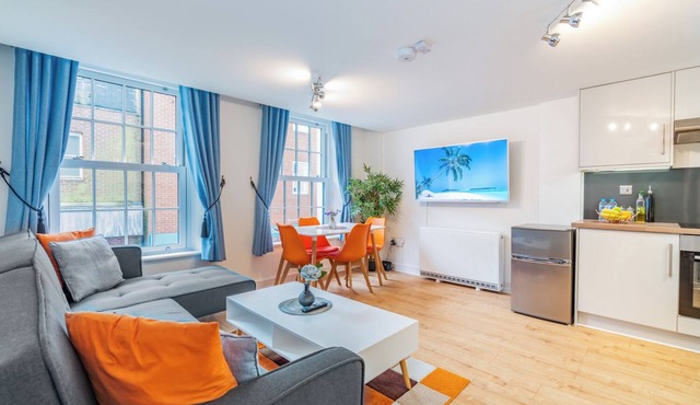 Central Apartment, 4k 55” Smart TV + Netflix + Amazon Prime TV, Super King Bed