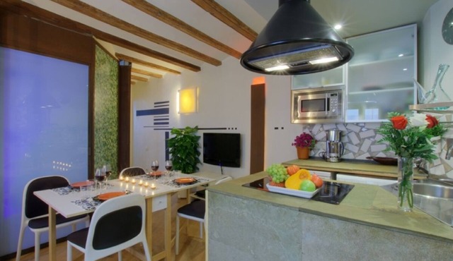 Central apartment 5 min.Ramblas next to the Mercat Sant Antoni.well communi