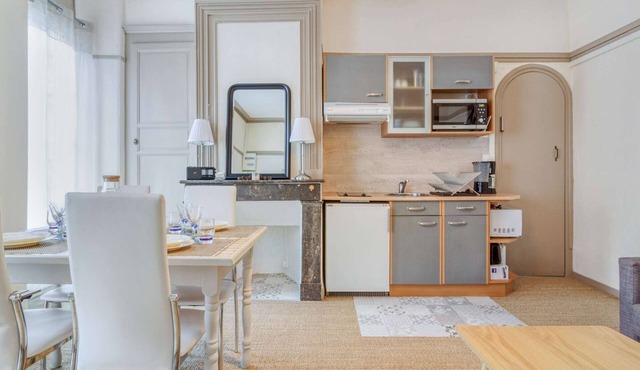 Central Apartment for 6 with Modern Amenities, 500m from Ski Lift