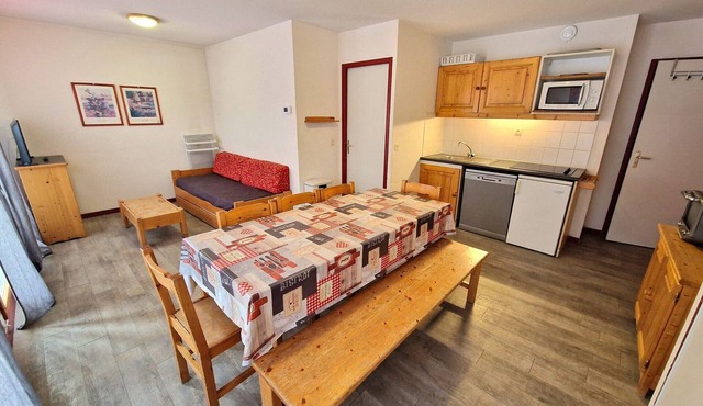 Central Apartment for 6/8 with Mountain View, Balcony & Near Slopes