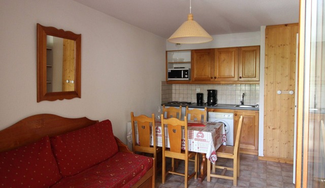 "Central Apartment for 5, Near Slopes, Balcony, Parking, and Free Wi-Fi"