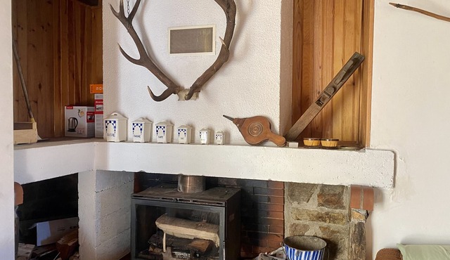 Central Apartment in Formiguères - 2BR, Sleeps 6, Parking, Fireplace, Near Shops & Ski Shuttle