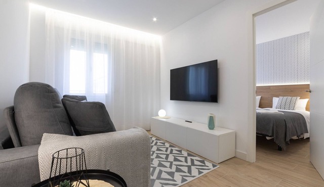 Central Apartment in Logroño, Near Laurel Street, Sleeps 6, Newly Renovated