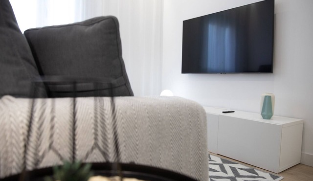 Central Apartment in Logroño: 5-Min Walk to Calle Laurel & Gran Vía, Next to City Hall