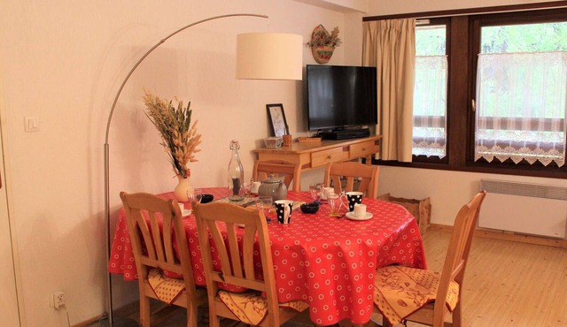 Central Apartment in Vars - 3 Rooms, Sleeps 6, Near Slopes & Shops