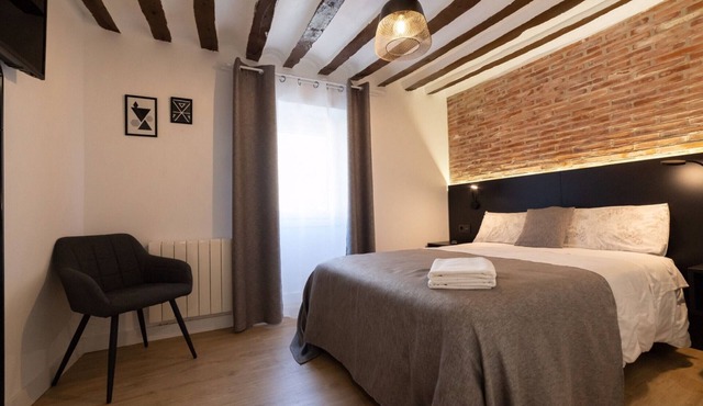 Central Apartment Near Local Cuisine - WiFi Included