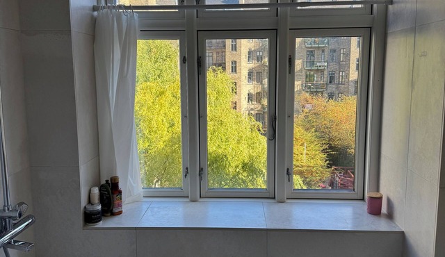 Central apartment with bathtub & balcony