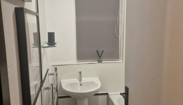 Central Apt Sleeps 6 | Parking | Smart TV | Garden