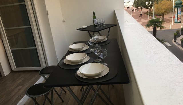 Central Arcachon Apartment with Sea Views, Parking & Balcony, Steps from Beach & Shops