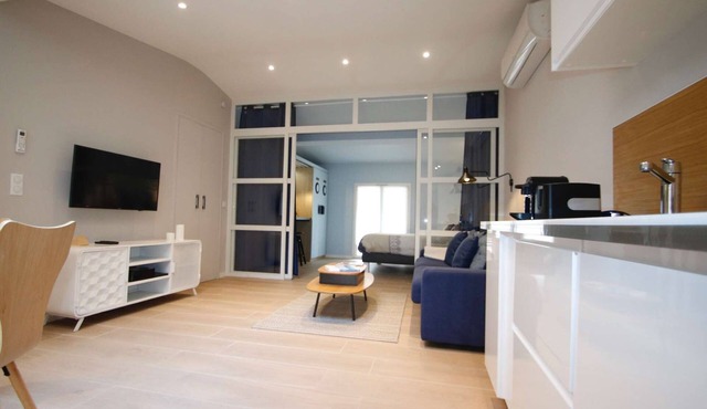 Central Area/Air conditioning/Well equipped Walking distance to everything Parking possibility