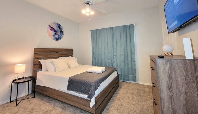 Central Arlington 6 MILES FROM AT&T stadium! Tons of shopping experience!