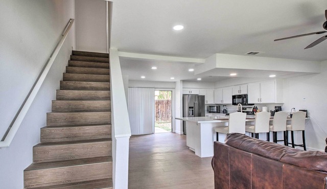 Central Bakersfield Townhome w/Private Patio