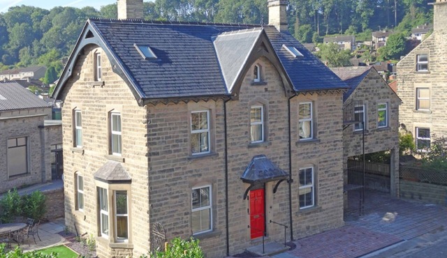 Central Bakewell | Sleeps 14 | Parking for 4–5 Cars | Family & Dog Friendly