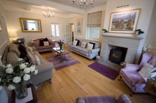 Central Bakewell, Sleeps 14, Parking for 4 or 5 Cars, Family & Dog Friendly
