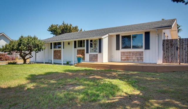 Central Bandon Retreat with Deck Less Than 1 Mi to Beach!