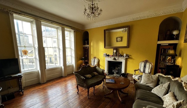 Central Bath, 4-Poster Georgian Suite with large private Drawing Room.