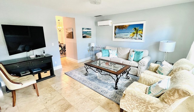 Central Beach Cozy and Convenient Beachside.