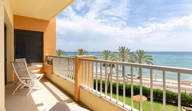 Central Beachfront Apartment Next to the Marina