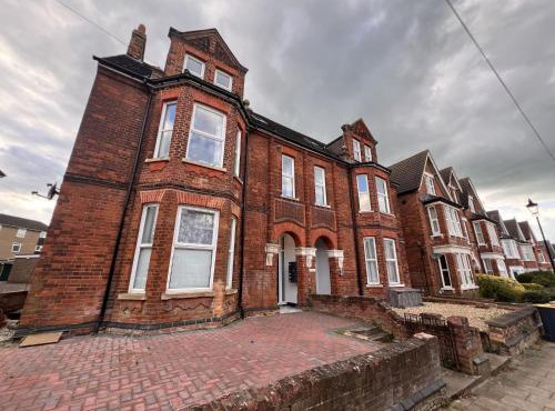 Central Bedford FREE Parking & Private Garden& Conservatory Perfect for large group of people