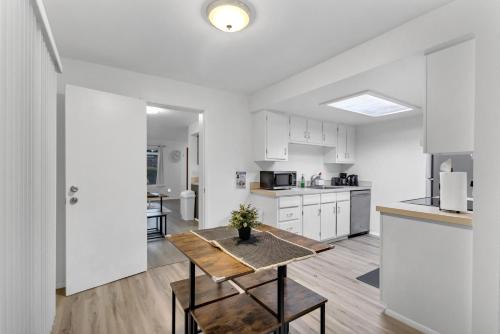 Central Bellevue South Suite Near Downtown & I-90