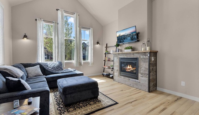 Central Bend 3BR | Pet-Friendly | 30+ Day Stay