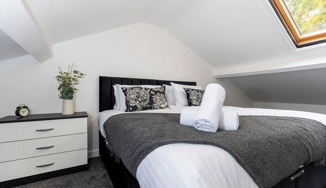 Central Bishop - 4 Beds, Games Room, Secure Parking