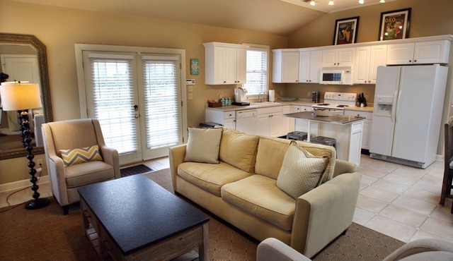 Central Blue Door.Newly Renovated Historic Midtown Cottage