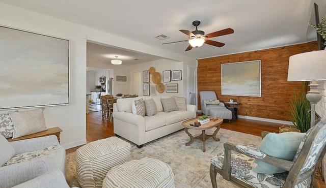 Central Bluebird Cottage, Hot Tub, Sleeps 7, Patio