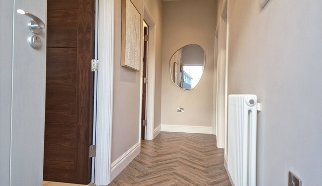 Central & Brand New, 2 bed luxury flat