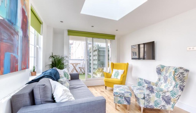 Central Bright 3 Bed Flat with Pool & Parking