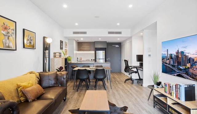 Central Brisbane Stay with Balcony, Pool & BBQ