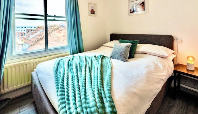 Central Bristol 2 Bed House! Opposite the BRI Hospital, Ideal for Professionals