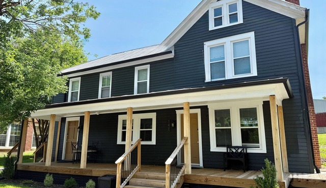 Central Broadway Stay across from the Park & Creek - Shenandoah Valley Treasure!