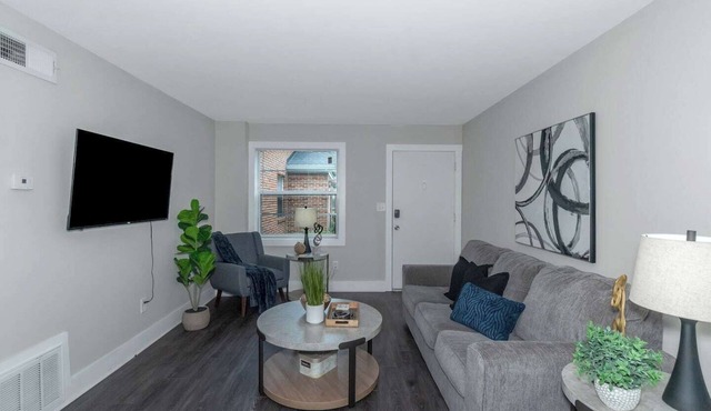 Central Buckhead 2BR apartment with king beds, full kitchen, fast Wi-Fi, and free parking — minutes from Lenox Square, Phipps Plaza, and top dining.