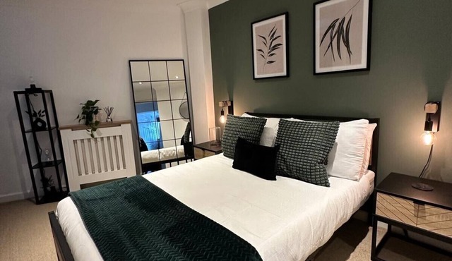 Central Cardiff, stylish house, (sleeps up to 4)